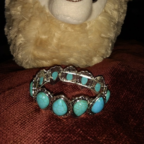 ⭐SOLD⭐Teardrop (faux) Turquiose bracelet√NWOT - Picture 3 of 3